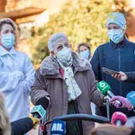 Araceli, de 96 años, que fue la primera mujer en vacunarse contra la Covid-19 en España, ofrece declaraciones a los medios de comunicación tras recibir la segunda dosis de la vacuna Pfizer-BioNTech, en la residencia de mayores Los Olmos de Guadalajara, en Castilla La-Mancha