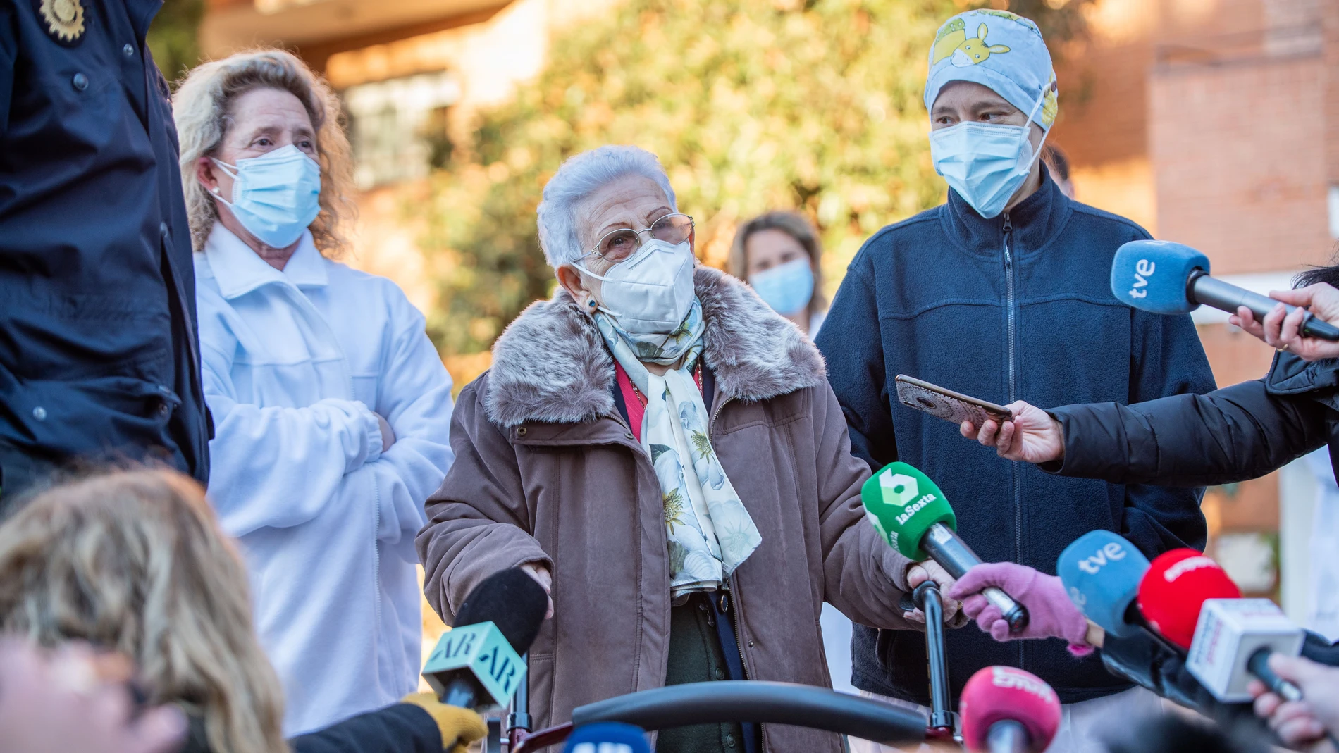 Araceli, de 96 años, que fue la primera mujer en vacunarse contra la Covid-19 en España, ofrece declaraciones a los medios de comunicación tras recibir la segunda dosis de la vacuna Pfizer-BioNTech, en la residencia de mayores Los Olmos de Guadalajara, en Castilla La-Mancha