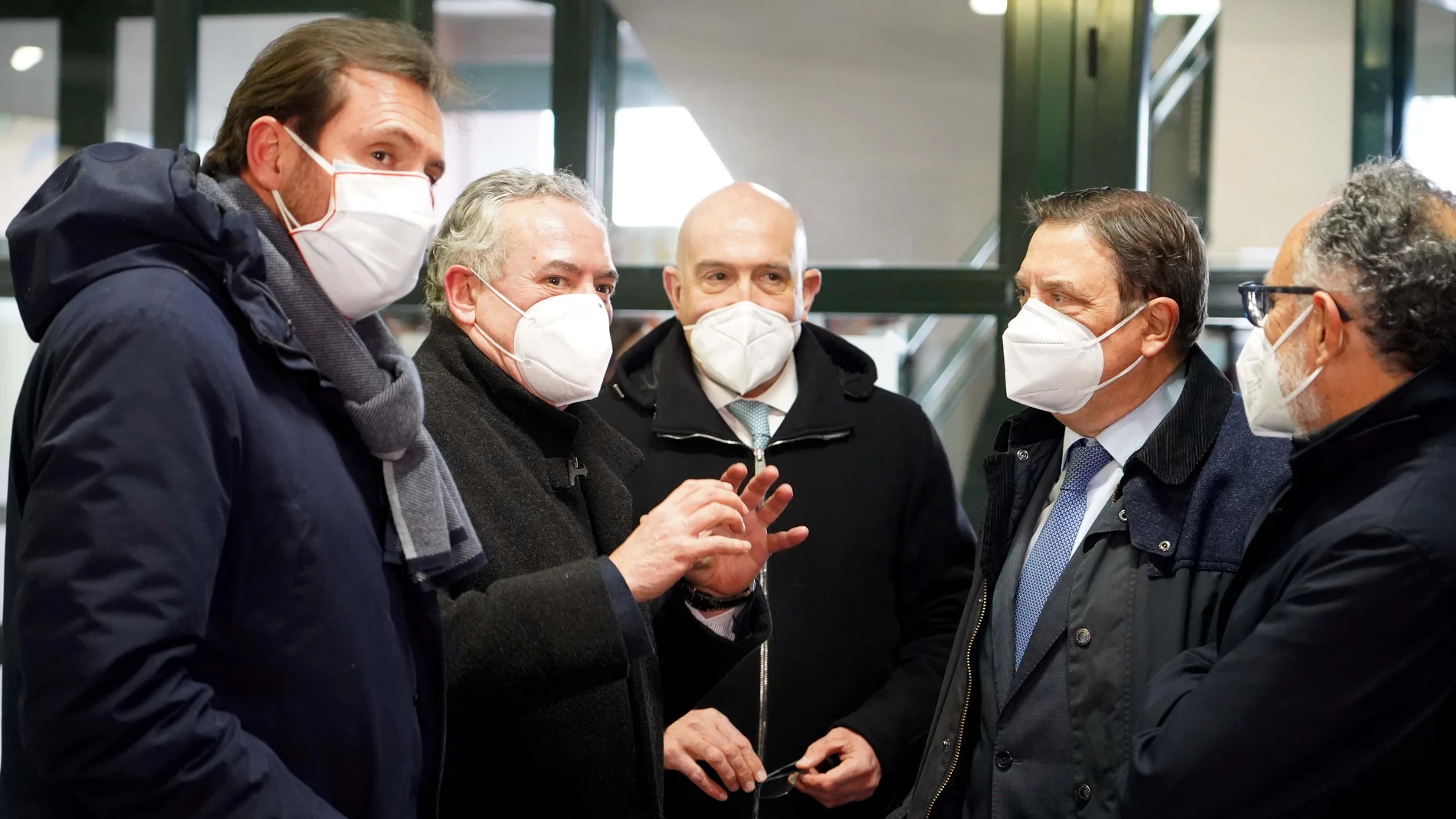 El ministro Luis Planas junto a Óscar Puente y Jesús Julio Carnero, entre otros, en su visita a Valladolid