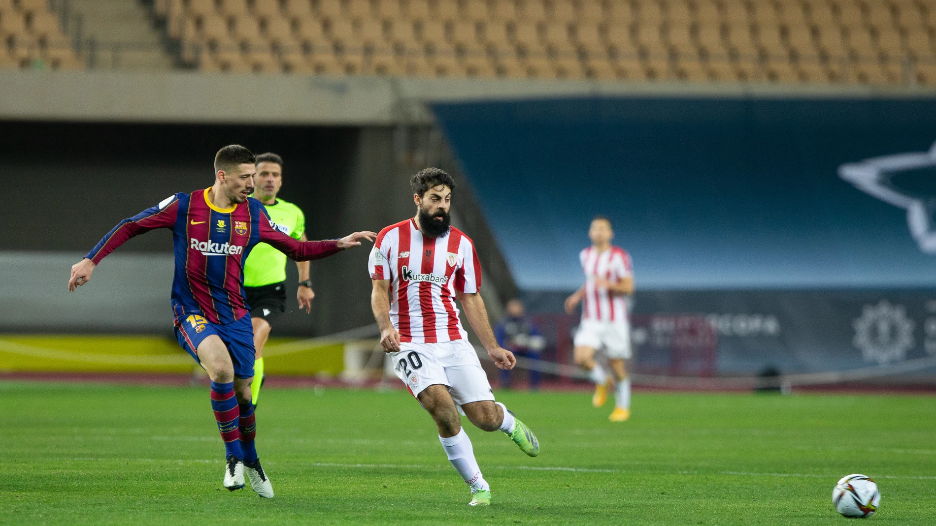 Asier Villalibre con el Athletic frente al Barcelona.