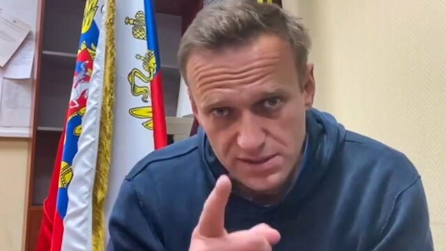 El opositor ruso Alexei Navalni en la comisaría a las afueras de Moscú antes de su polémico juició exprés