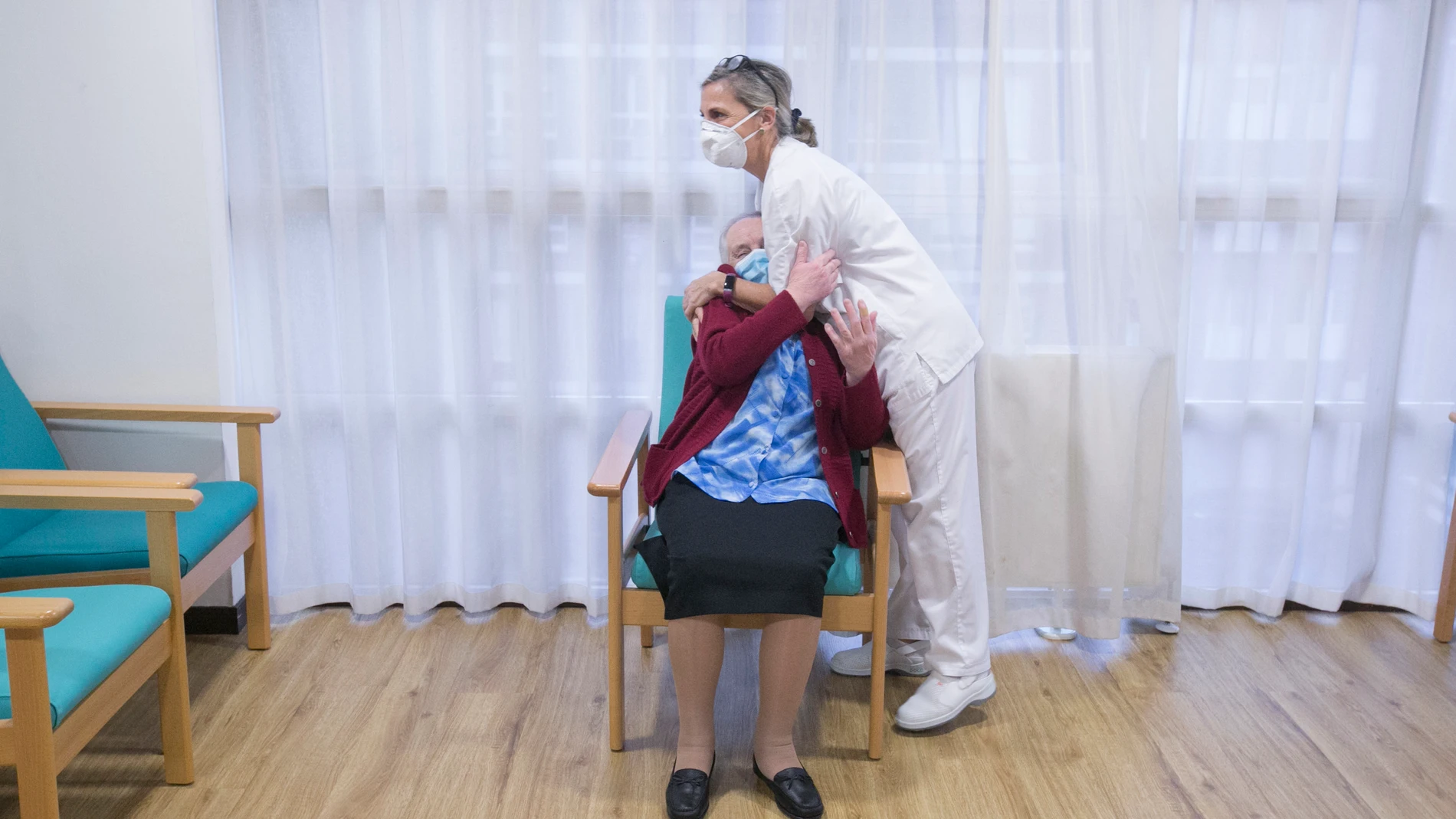 Una enfermera abraza a Eulalia Josefa tras aplicarle la segunda dosis en Gijón