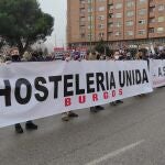 Un momento de la concentración de los hosteleros de Burgos frente a la Delegación Territorial de la Junta.