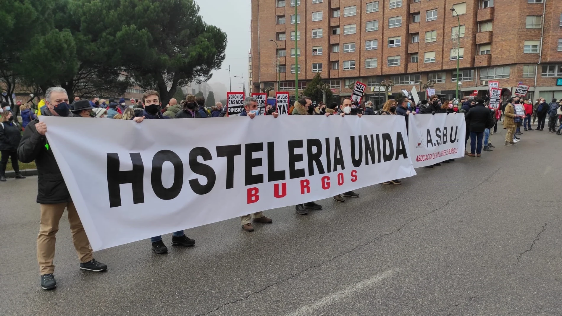 Un momento de la concentración de los hosteleros de Burgos frente a la Delegación Territorial de la Junta.