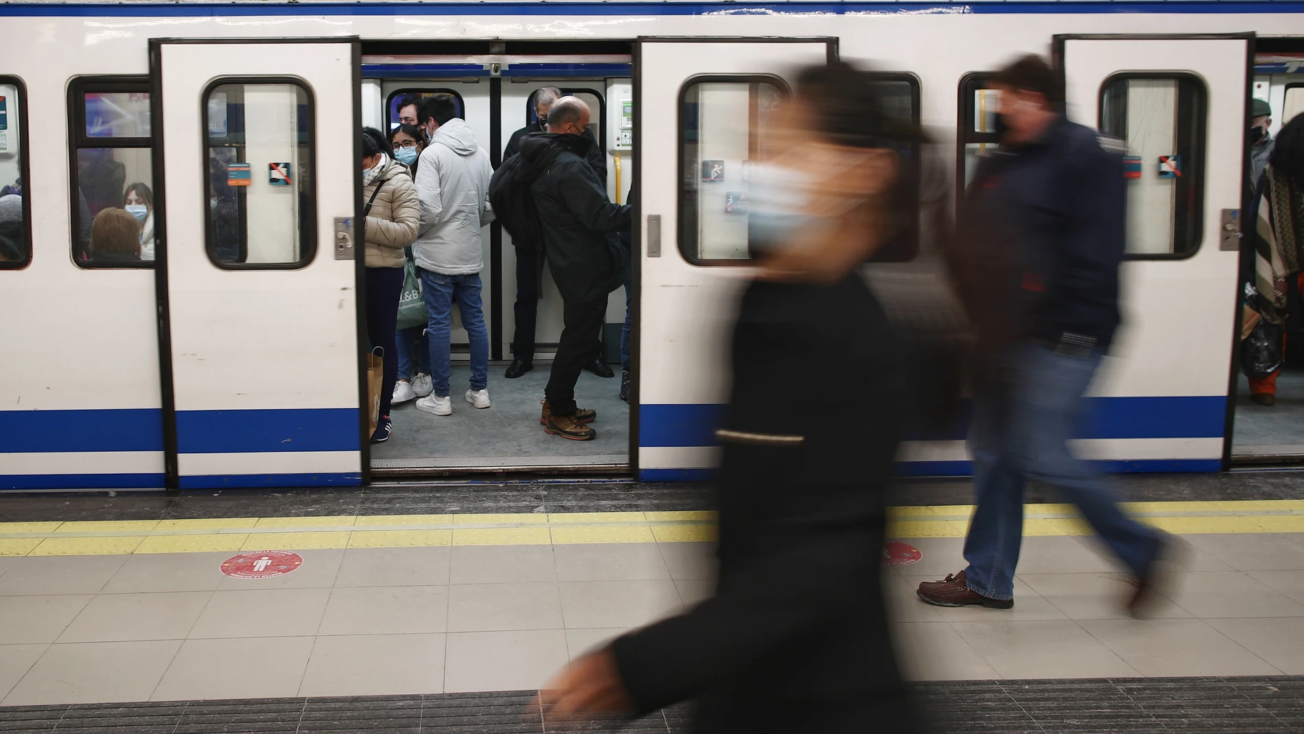 Viajeros en la estación de metro de Sol, en Madrid