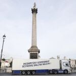 Un tráiler con el eslogan "Gobierno incompetente destruye la industria pesquera" atraviesa Trafalgar Square en Londres