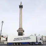 Un tráiler con el eslogan &quot;Gobierno incompetente destruye la industria pesquera&quot; atraviesa Trafalgar Square en Londres