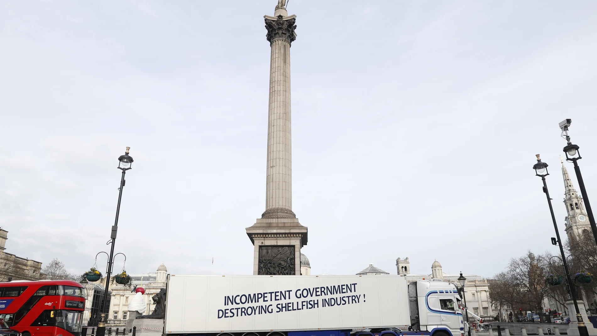 Un tráiler con el eslogan "Gobierno incompetente destruye la industria pesquera" atraviesa Trafalgar Square en Londres