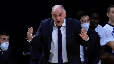 Pablo Laso protesta en el banquillo madridista