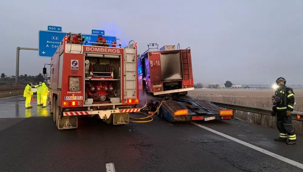 Imagen de la intervención de los bomberos y el vehículo que sufrió el incendio a la derecha, en el arcén.DIPUTACIÓN DE VALLADOLID18/01/2021