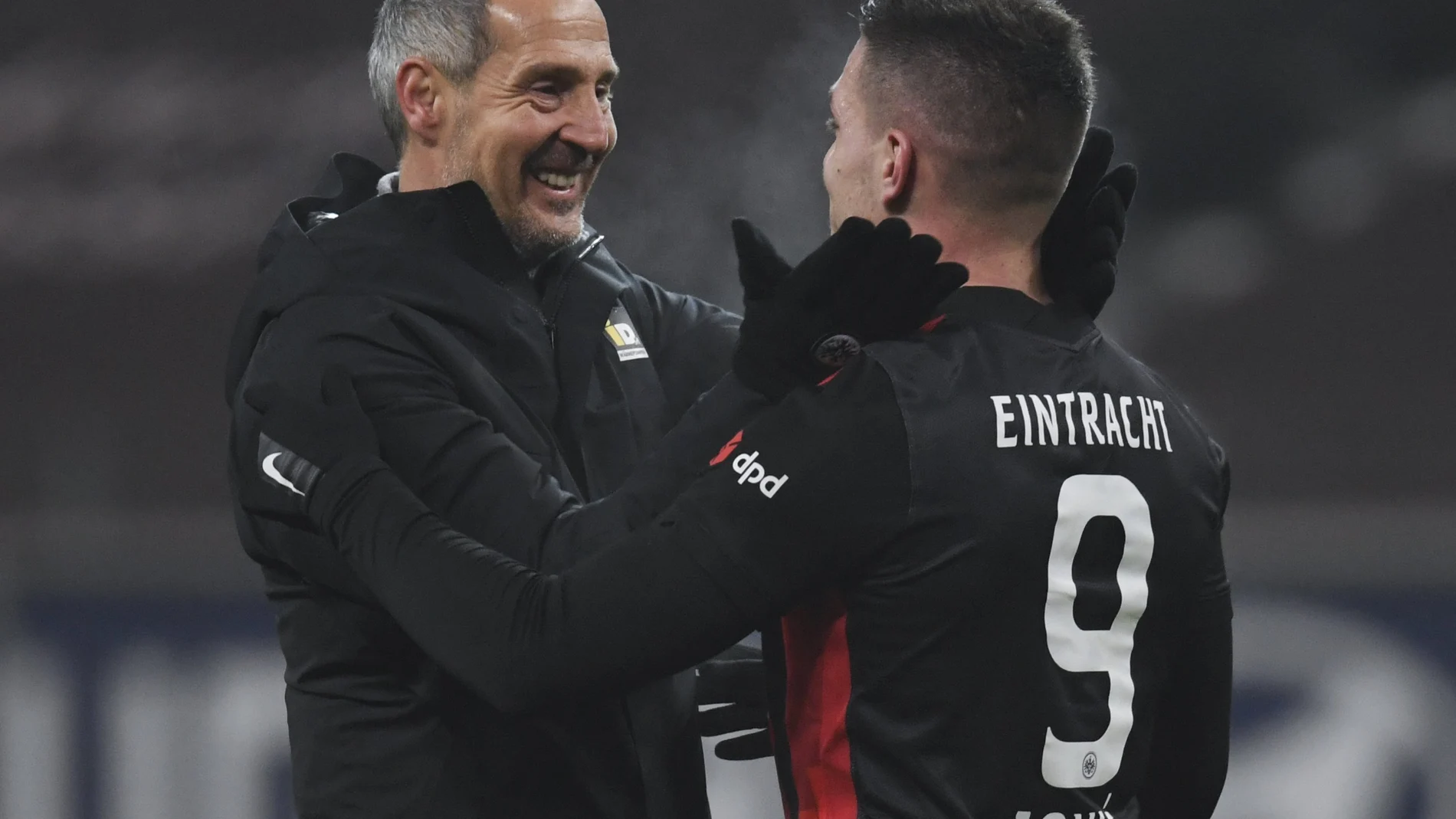 Luka Jovic se abraza a su entrenador Adi Huetter, tras marcar un gol con el Eintracht de Frankfurt