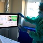 Televisión a pie de cama con acceso a vídeos de rehabilitación respiratoria