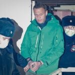 El opositor ruso Alexéi Navalni esposado en una comisaría en las afueras de Moscú