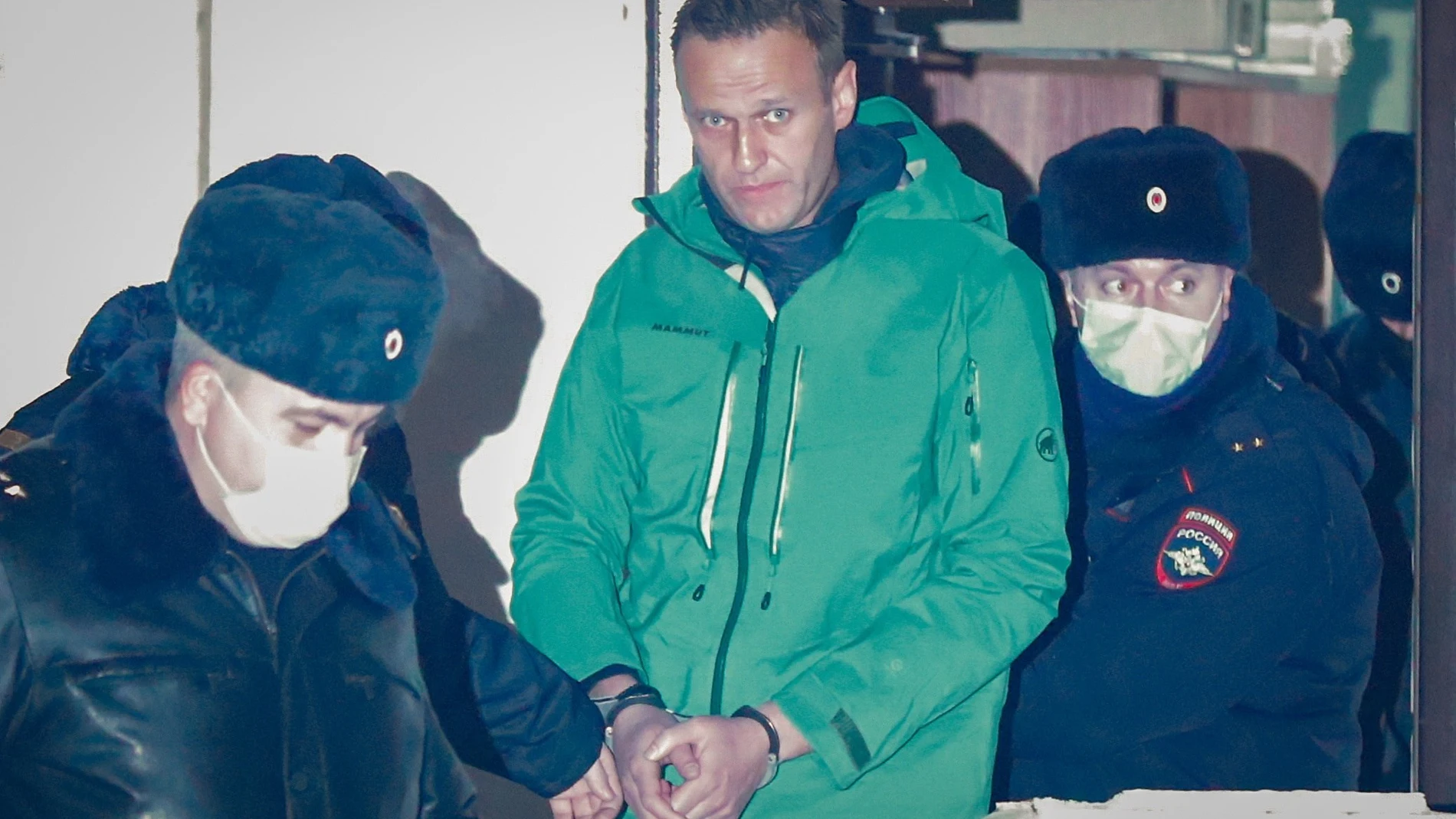 El opositor ruso Alexéi Navalni esposado en una comisaría en las afueras de Moscú