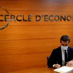 El presidente del PP, Pablo Casado, firma en el libro de honor antes de pronunciar este lunes una conferencia organizada por el Cercle d&#39;Economia de Barcelona