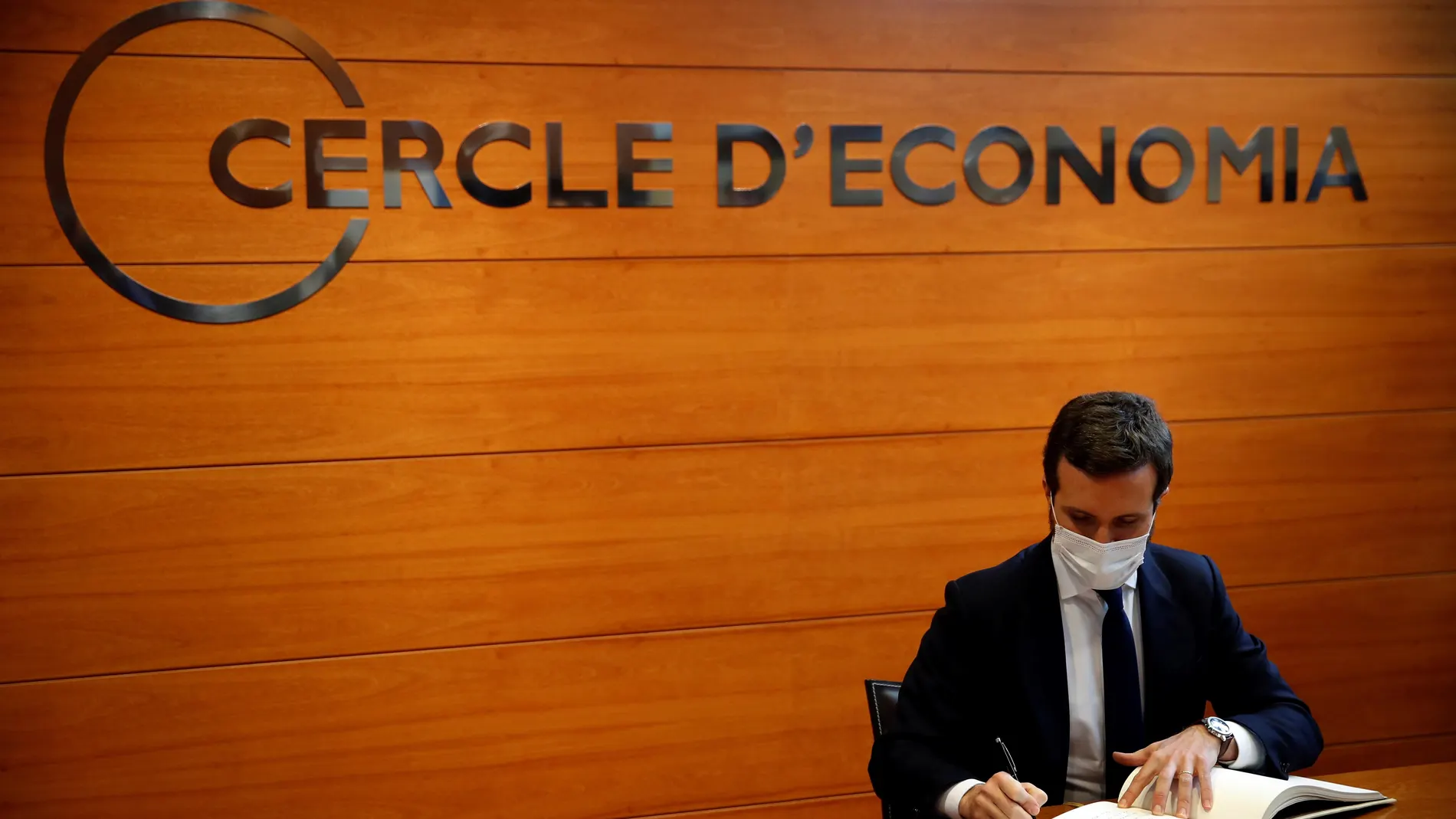 El presidente del PP, Pablo Casado, firma en el libro de honor antes de pronunciar este lunes una conferencia organizada por el Cercle d'Economia de Barcelona