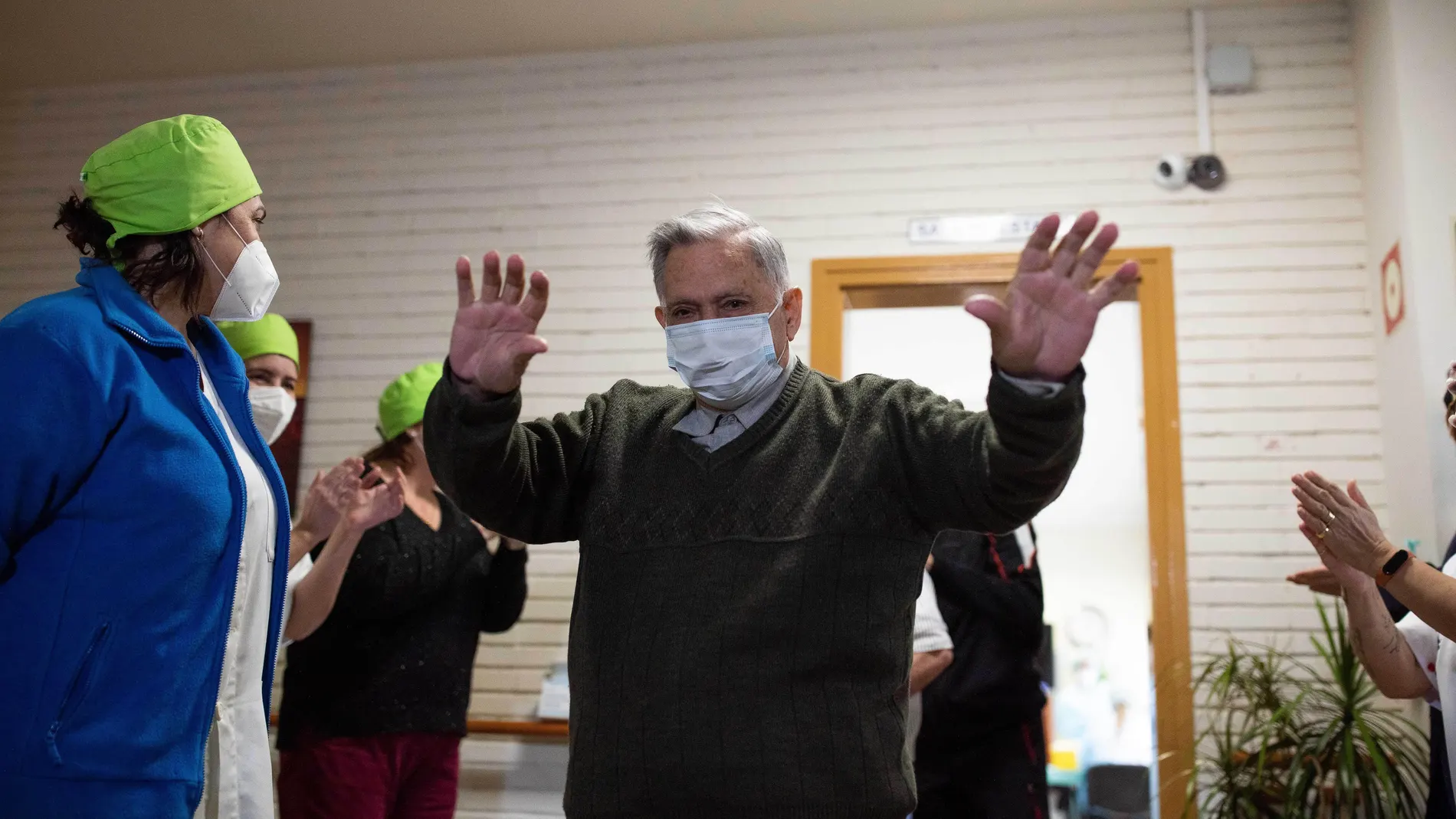 Residentes que completan su vacunación en Huesca se muestran esperanzados