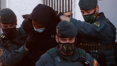 El Melillero, el joven que supuestamente atacó con ácido a su exnovia y a otra mujer, a la salida de los juzgados de Fuengirola (Málaga). EFE/Jorge Zapata