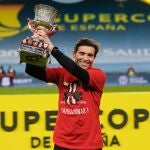Marcelino posa con el trofeo de la Supercopa