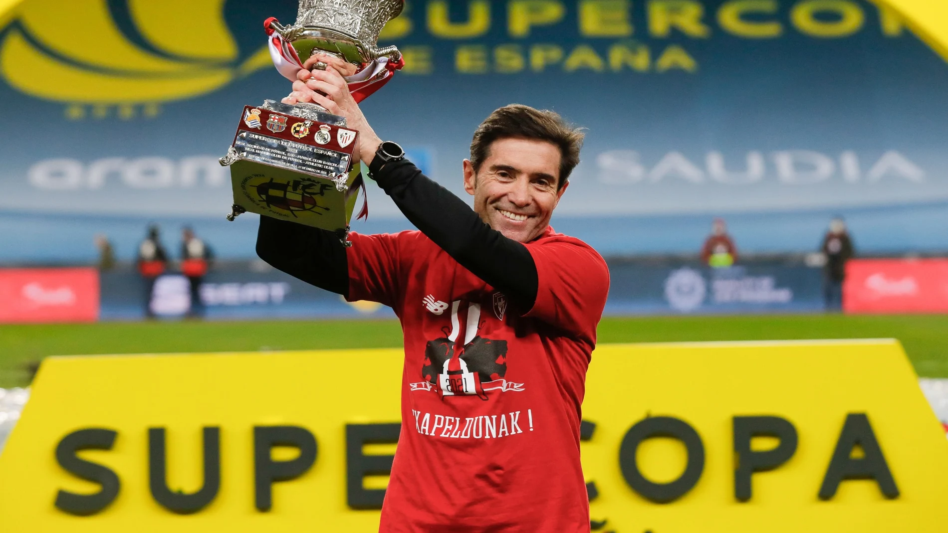 Marcelino posa con el trofeo de la Supercopa