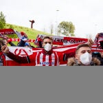 aficionado del Athletic de Bilbao esperaron al equipo en el aeropuerto tras conquistar la Supercopa de España