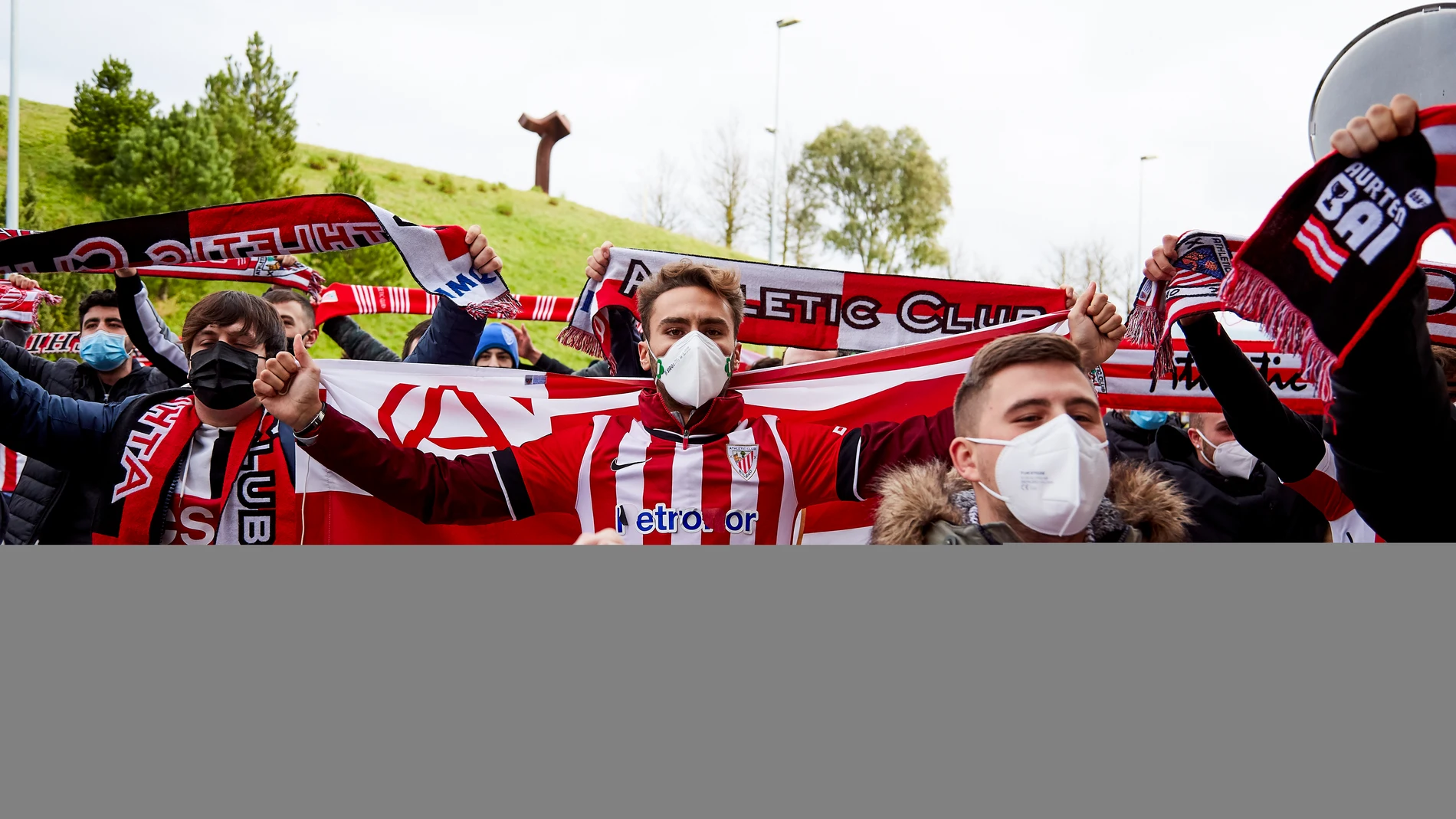aficionado del Athletic de Bilbao esperaron al equipo en el aeropuerto tras conquistar la Supercopa de España