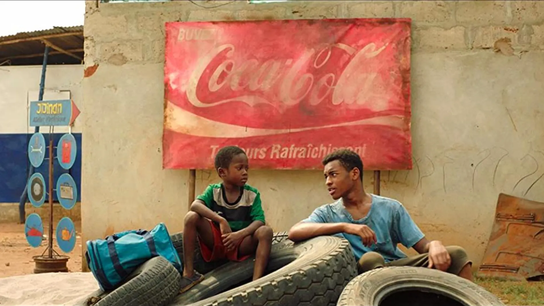 Moustapha Oumarou (izda.) y Adam Nourou en "Adú", película favorita para los Goya 2021