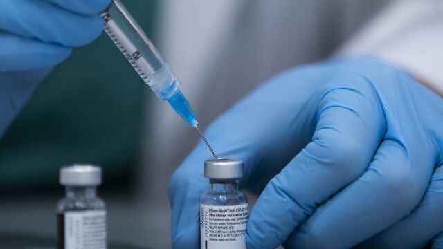 Un sanitario prepara una vacuna de Pfizer en un hospital de Israel
