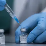 Un sanitario prepara una vacuna de Pfizer en un hospital de Israel