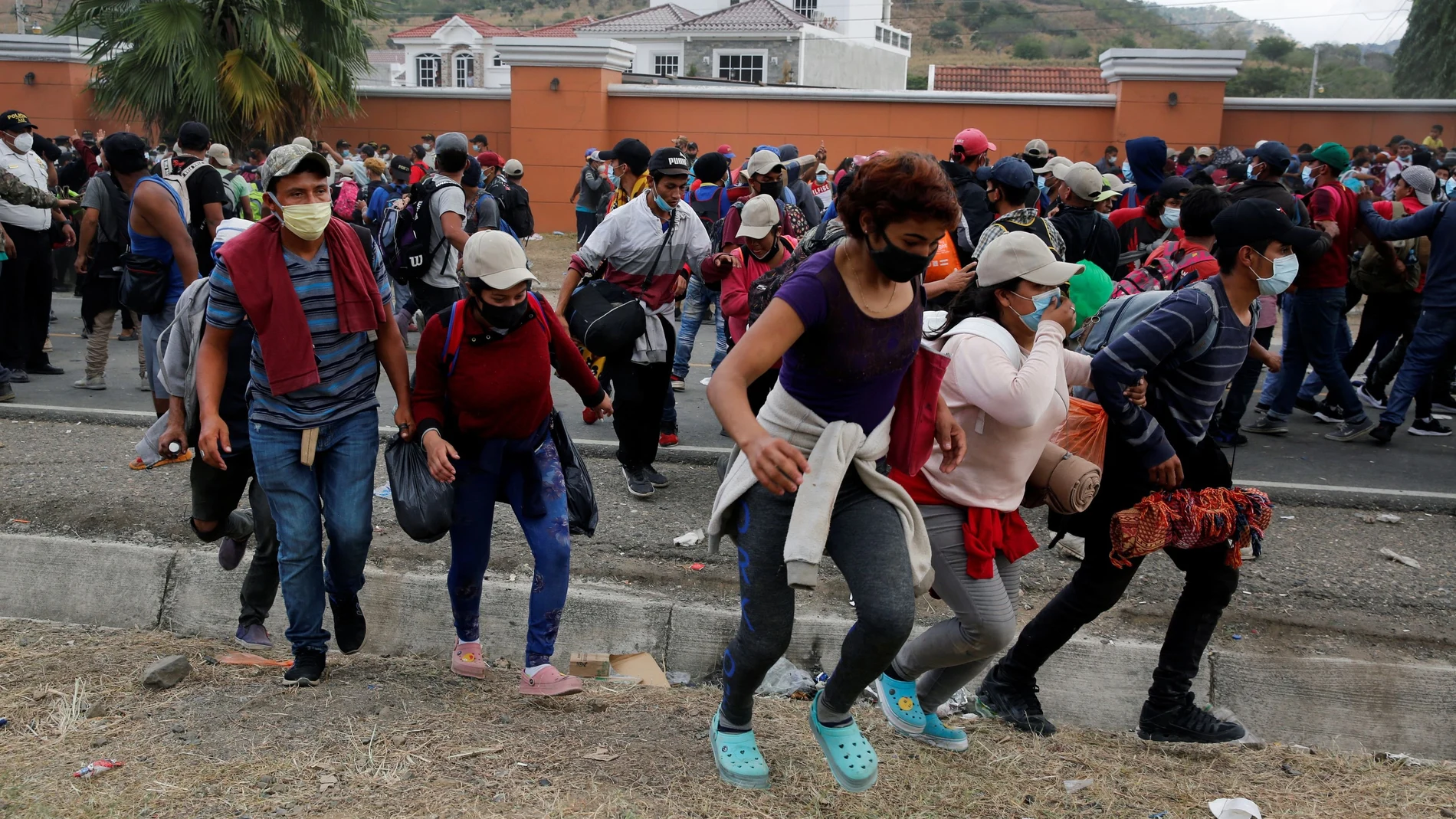 Las Fuerzas de Seguridad de Guatemala limpian una calle en la que estaban acampando los migrantes de Honduras, ayer en Vado Hondo