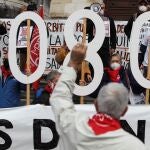 Más de un centenar de pensionistas vizcaínos han celebrado hoy en Bilbao el tercer aniversario de sus protestas