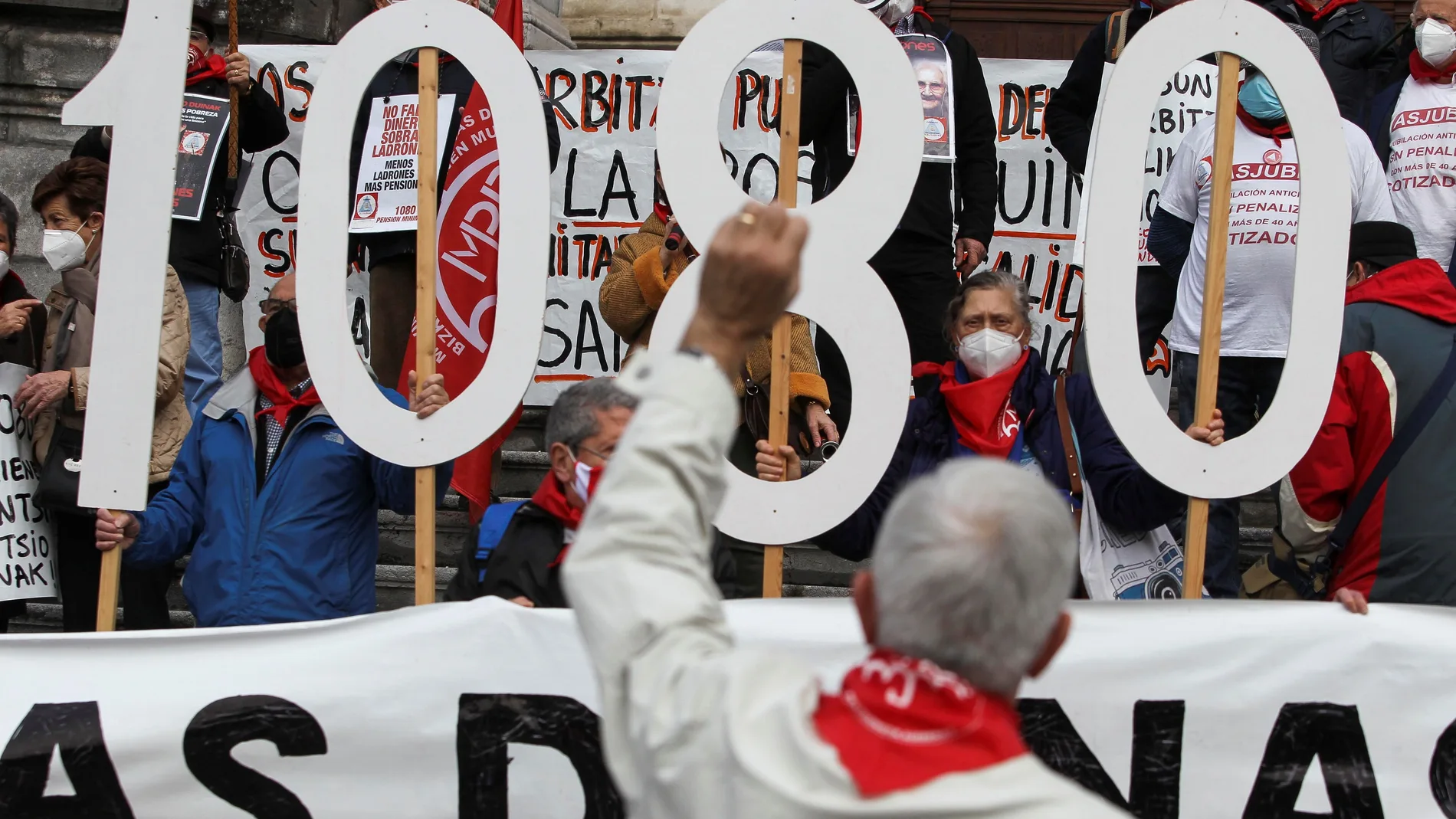 Más de un centenar de pensionistas vizcaínos han celebrado hoy en Bilbao el tercer aniversario de sus protestas