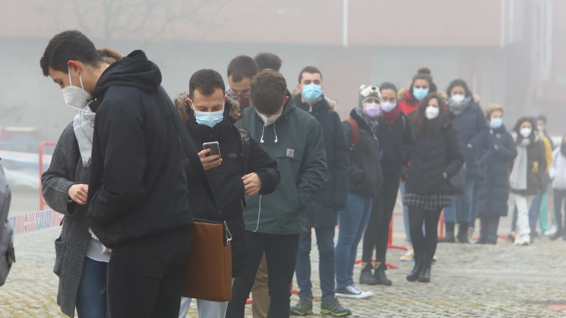 Largas colas en el campus de Ponferrada para hacerse el test de antígenos