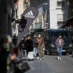 Personas caminando por una calle céntrica durante el primer día de cierre perimetral en la provincia de Sevilla