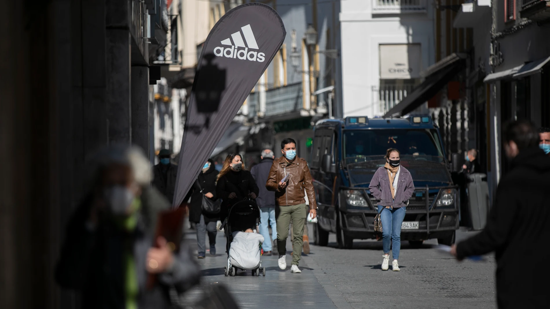 Personas caminando por una calle céntrica durante el primer día de cierre perimetral en la provincia de Sevilla