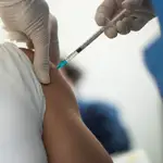 Personal sanitario aplica la vacuna contra la Covid-19