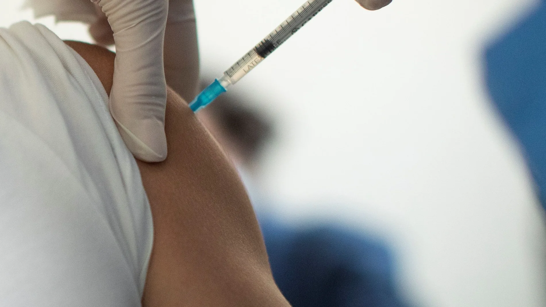 Personal sanitario aplica la vacuna contra la Covid-19