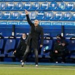 El entrenador del Deportivo Alavés, Abelardo Fernández, durante el partido ante el Sevilla