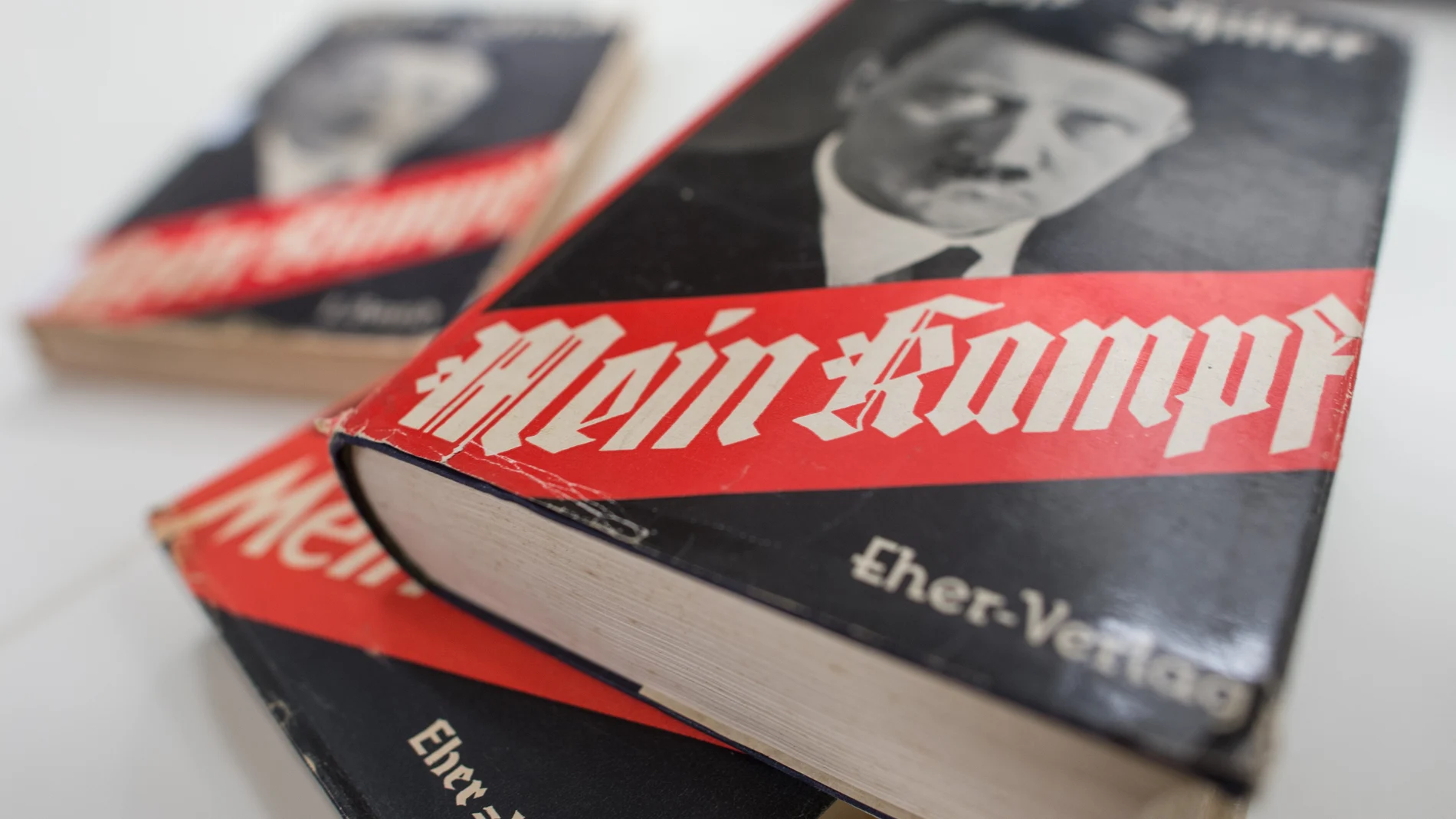 La version «comentada» de «Mein Kampf» ha llegado a las librerías de Polonia