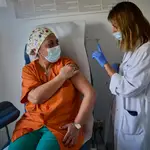 Profesionales sanitarios del Hospital La Princesa de Madrid se someten a la campaña de vacunación para combatir la pandemia del coronavirus
