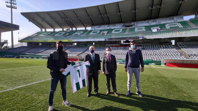En el acto de la firma del acuerdo han estado presentes Javier González Calvo y Adrián Fernández Romero, consejero delegado del Córdoba CF y director financiero, respectivamente; y Juan Ignacio Zafra, director territorial de CaixaBank en Andalucía Oriental y Murcia.