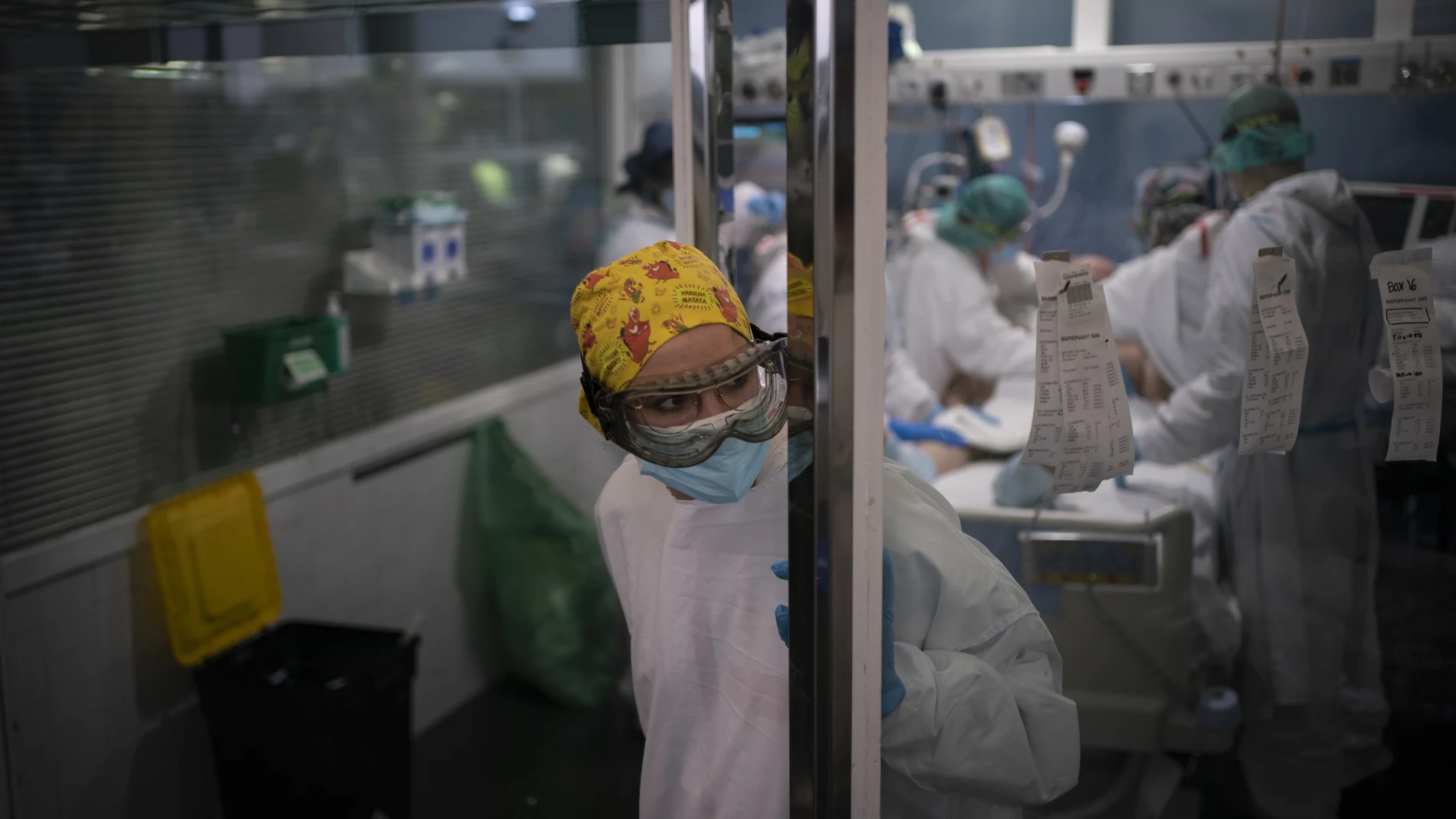 Una trabajadora en la puerta de la UCI del Hospital del Mar. (AP Photo/Felipe Dana)