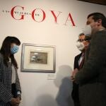 Antonio Pulido, José María Bellido y María Toral en la inauguración de la exposición 'Las mujeres de Goya' en la sede de la Fundación Cajasol en Córdoba
