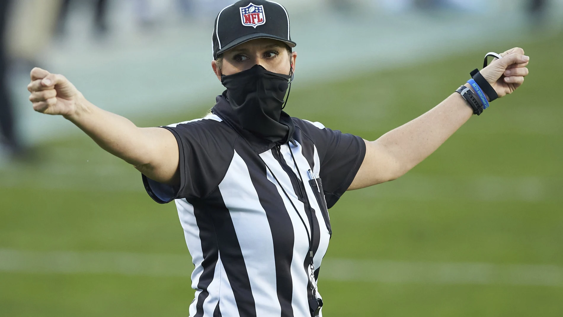 Sarah Thomas gesticulando en un partido de la NFL entre los "Denver Broncos" y los "Carolina Panthers". (AP Photo/Brian Westerholt)