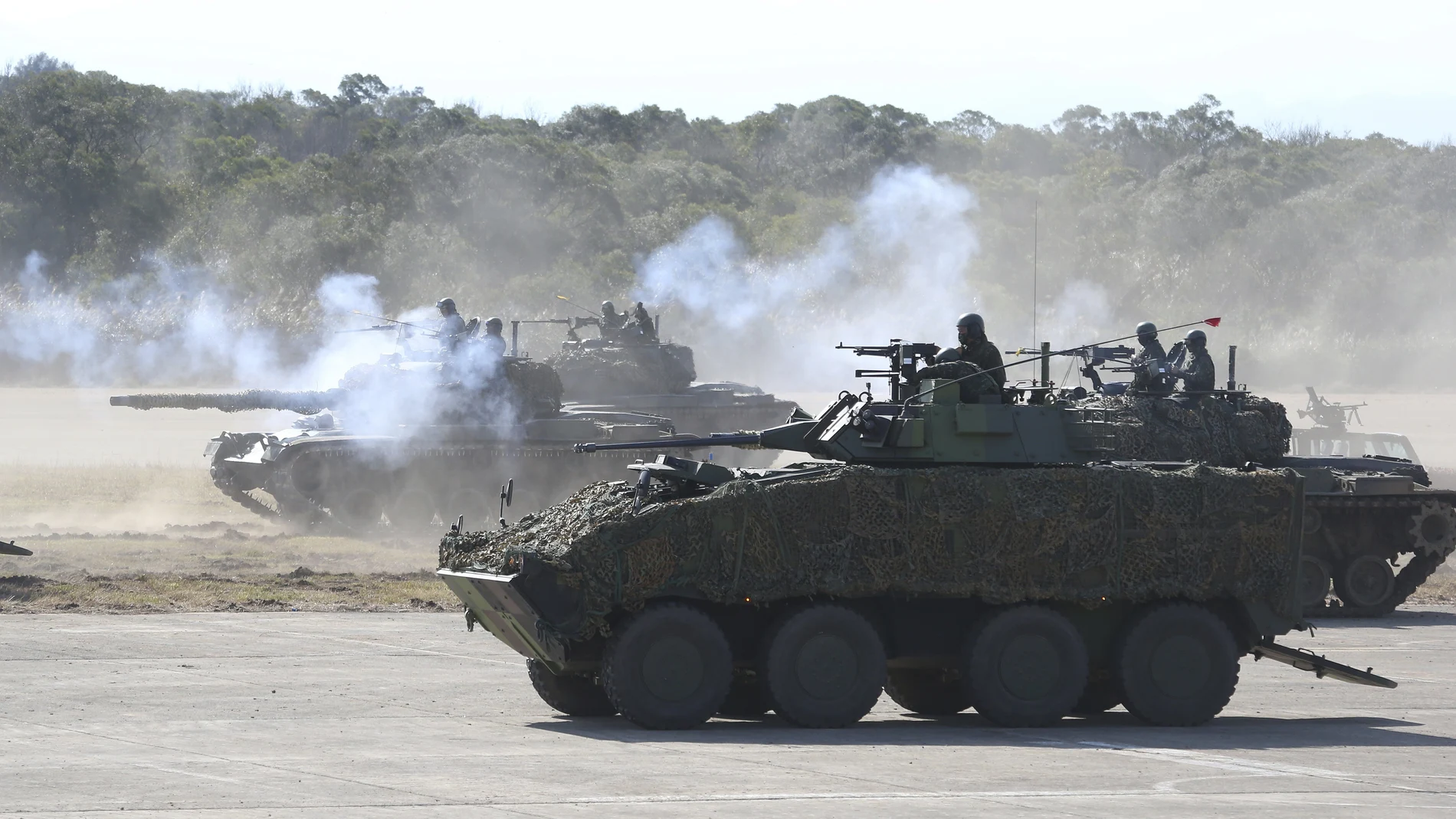 Tanques y vehículos de combate de Taiwán durante un ejercicio militar en el condado de Hsinchu, en el norte de Taiwán