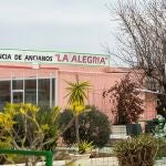 La Alegría, en Carmona, una de las dos residencias privadas de mayores de la provincia de Sevilla, junto con la de San Lorenzo, en Alcalá de Guadaíra, que la Junta de Andalucía ha cerrado cautelarmente