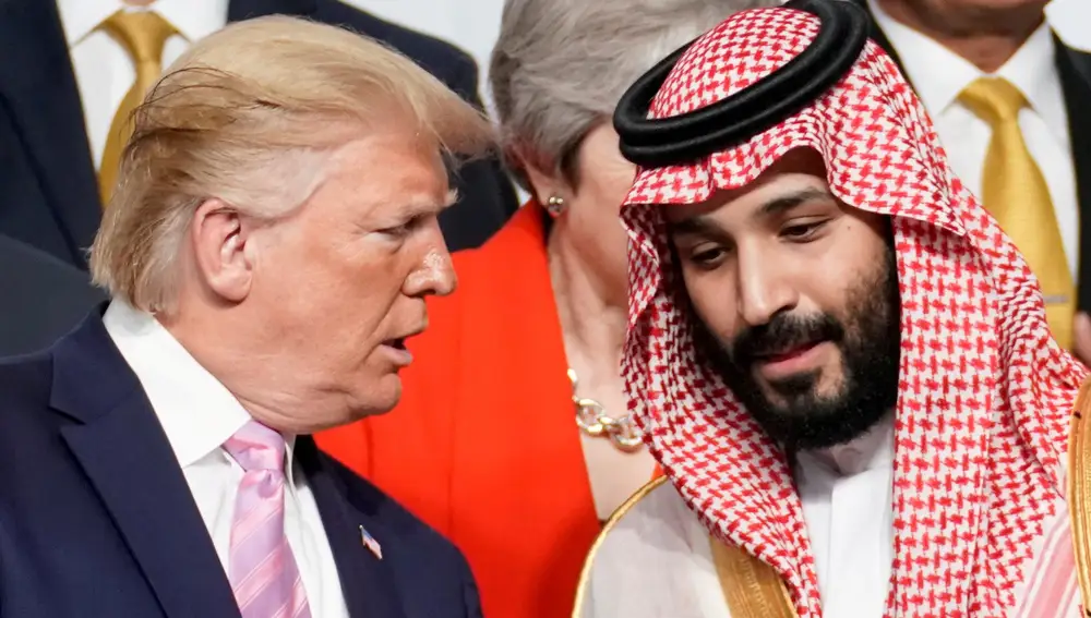 El entonces presidente Donald Trump habla con el príncipe heredero Mohammed bin Salman en 2019