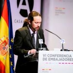 El vicepresidente segundo y líder de Podemos, Pablo Iglesias, interviene este martes en la reunión de embajadores de España organizada por el Ministerio de Asuntos Exteriores en Madrid.