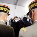 El presidente francés Emmanuel Macron se dirige a los generales del ejército tras entregar sus deseos de Año Nuevo a las fuerzas militares en Brest, Francia, el 19 de enero de 2021