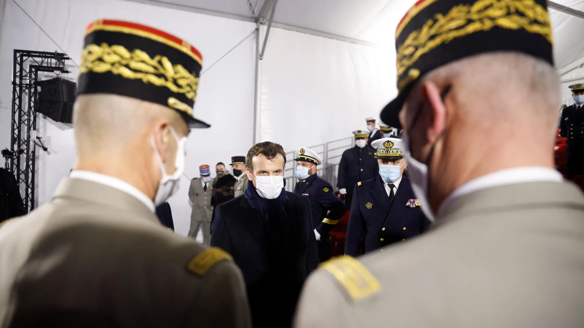 El presidente francés Emmanuel Macron se dirige a los generales del ejército tras entregar sus deseos de Año Nuevo a las fuerzas militares en Brest, Francia, el 19 de enero de 2021
